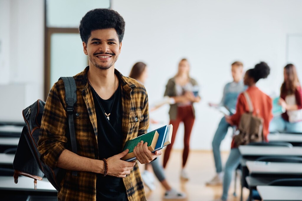 Aluno em sala de aula para aprender as orações subordinadas