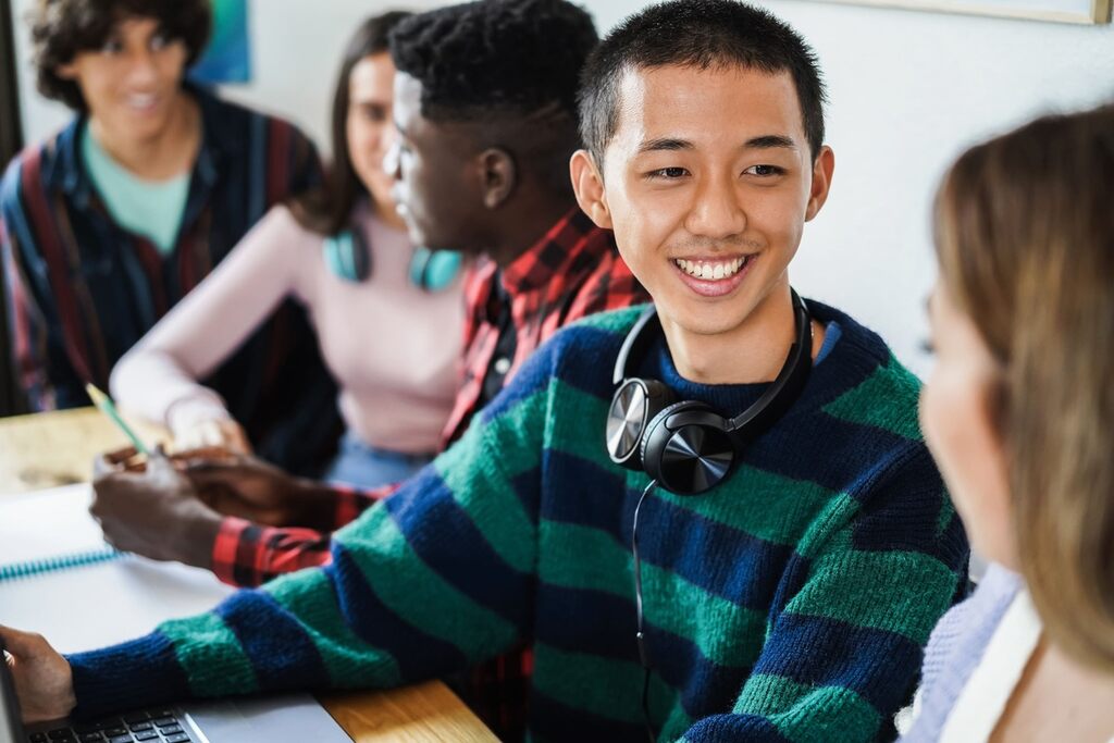 Aluno de inglês em sala de aula aprendendo sobre since e for