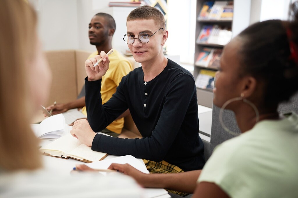 Estudantes em sala de aula aprendendo sobre pronomes de tratamento