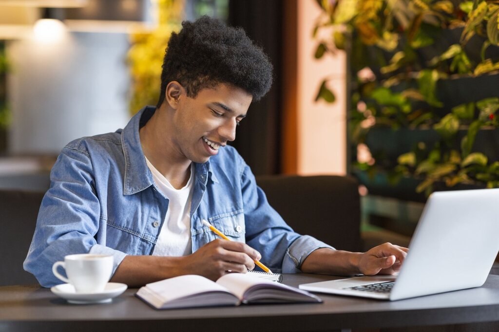 Aluno sorridente aprendendo sobre pronomes de tratamento