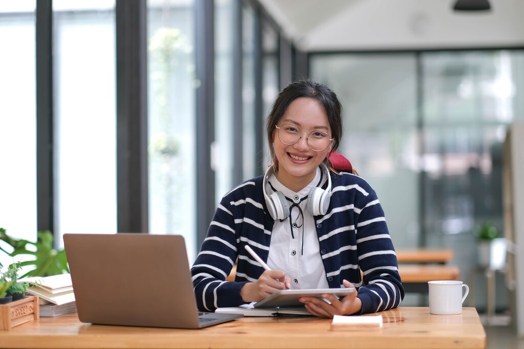 aluna de japonês sorridente depois de saber o que é JLPT