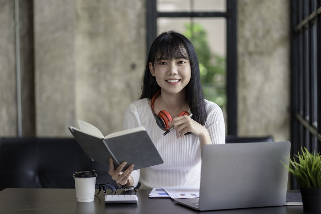 Aluna estudando para fazer o exame JLPT