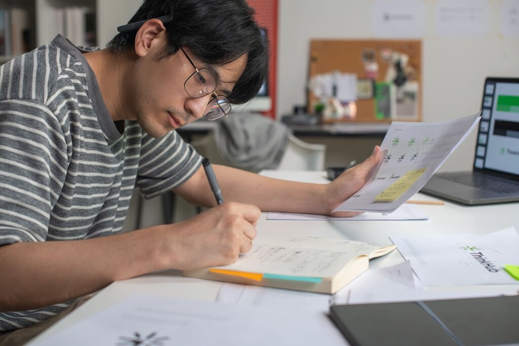 Aluno estudando para fazer o JLPT