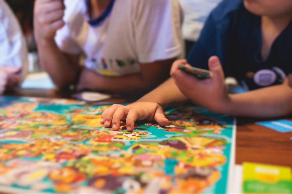 crianças jogando jogo das emoções