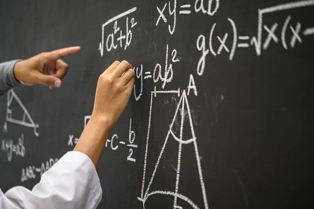 quadro com cálculos representando os assuntos de matemática que mais caem no Enem