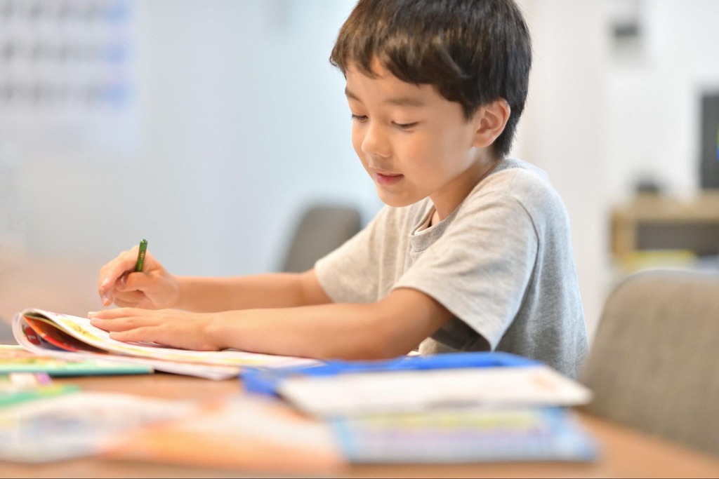 aluno estudando com o método de educação japonesa