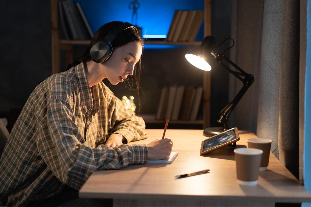aluna estudando com o método de educação japonesa