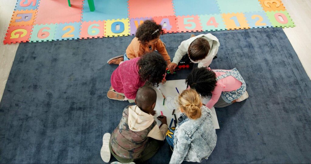 alunos aprendendo com o método Kumon para pré-escolares