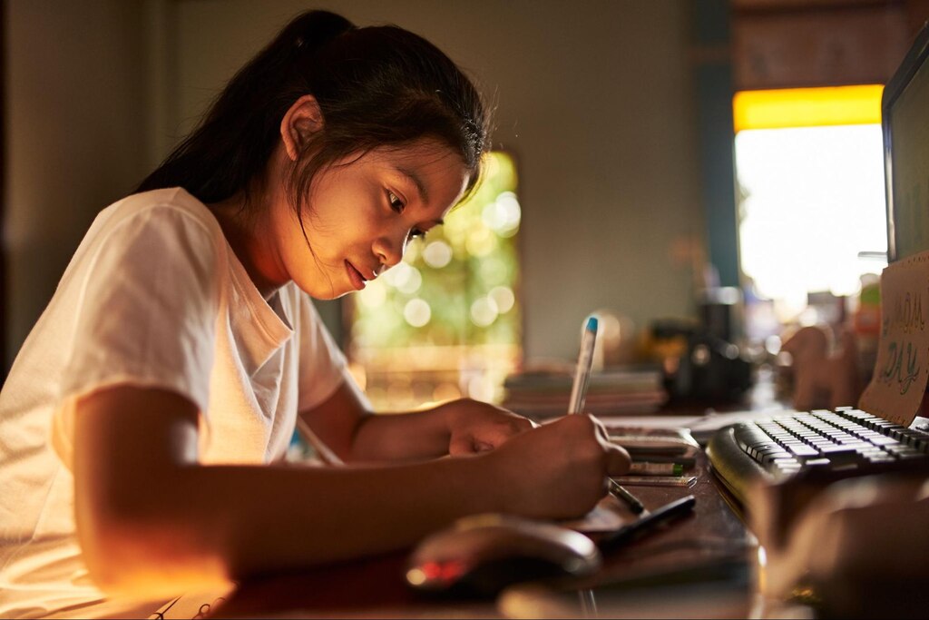 aluna estudando depois de saber como aprender inglês em casa