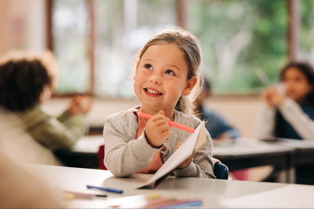 aluna fazendo atividade escolar em sala de aula, representando a importância do elogio na educação infantil