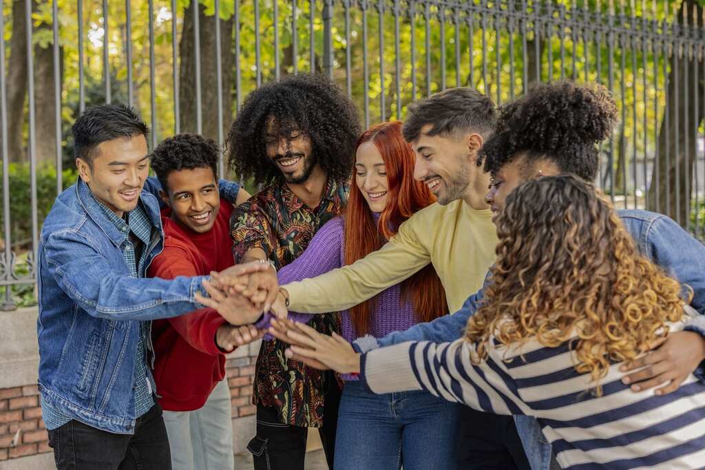 alunos reunidos em intercâmbio para adolescentes