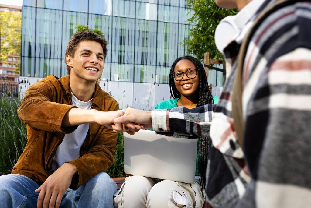 alunos conversando durante atividades de intercâmbio para adolescentes