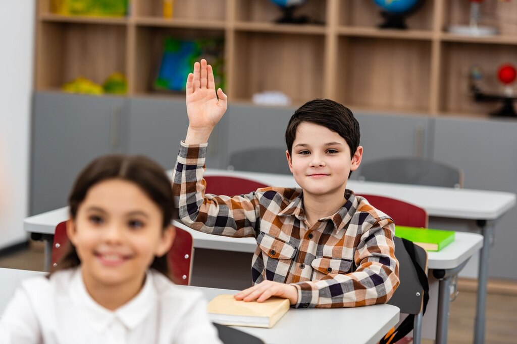 Aluno em dúvida, levantando a mão para perguntar sobre os verbos defectivos