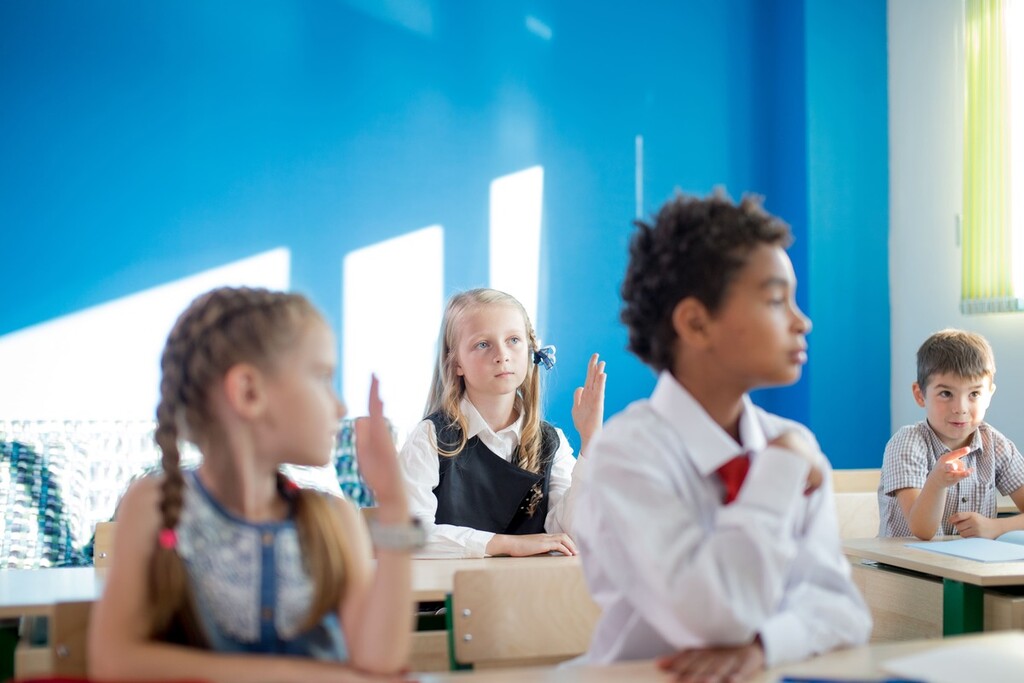 Alunos em sala de aula aprendendo sobre verbos defectivos
