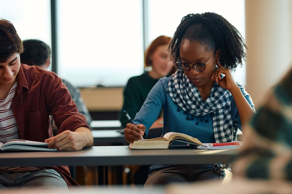 Estudante fazendo anotações.