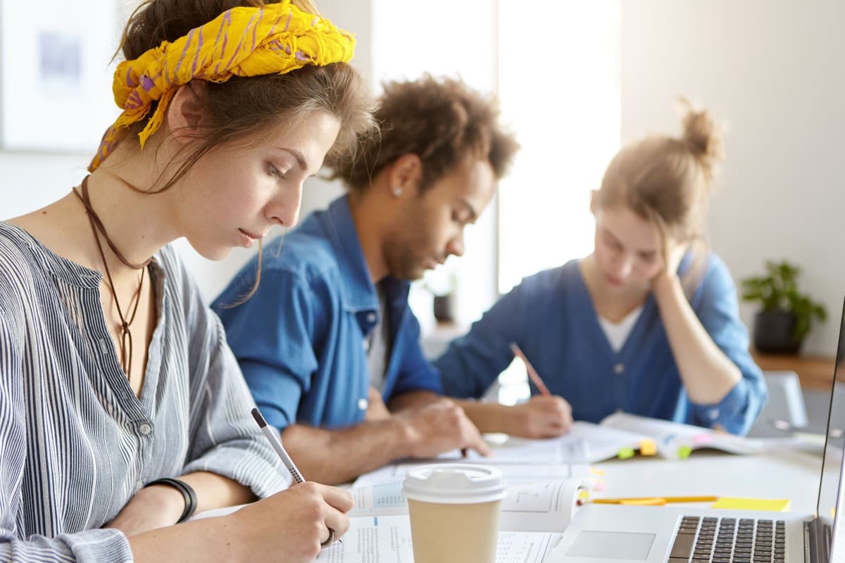 Aluna estudando exemplos sobre will e going to.