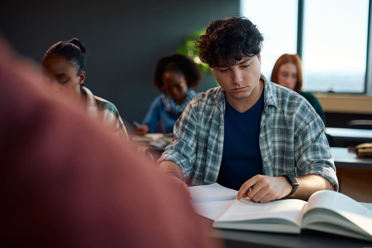 Aluno estudando dicas sobre will e going to.