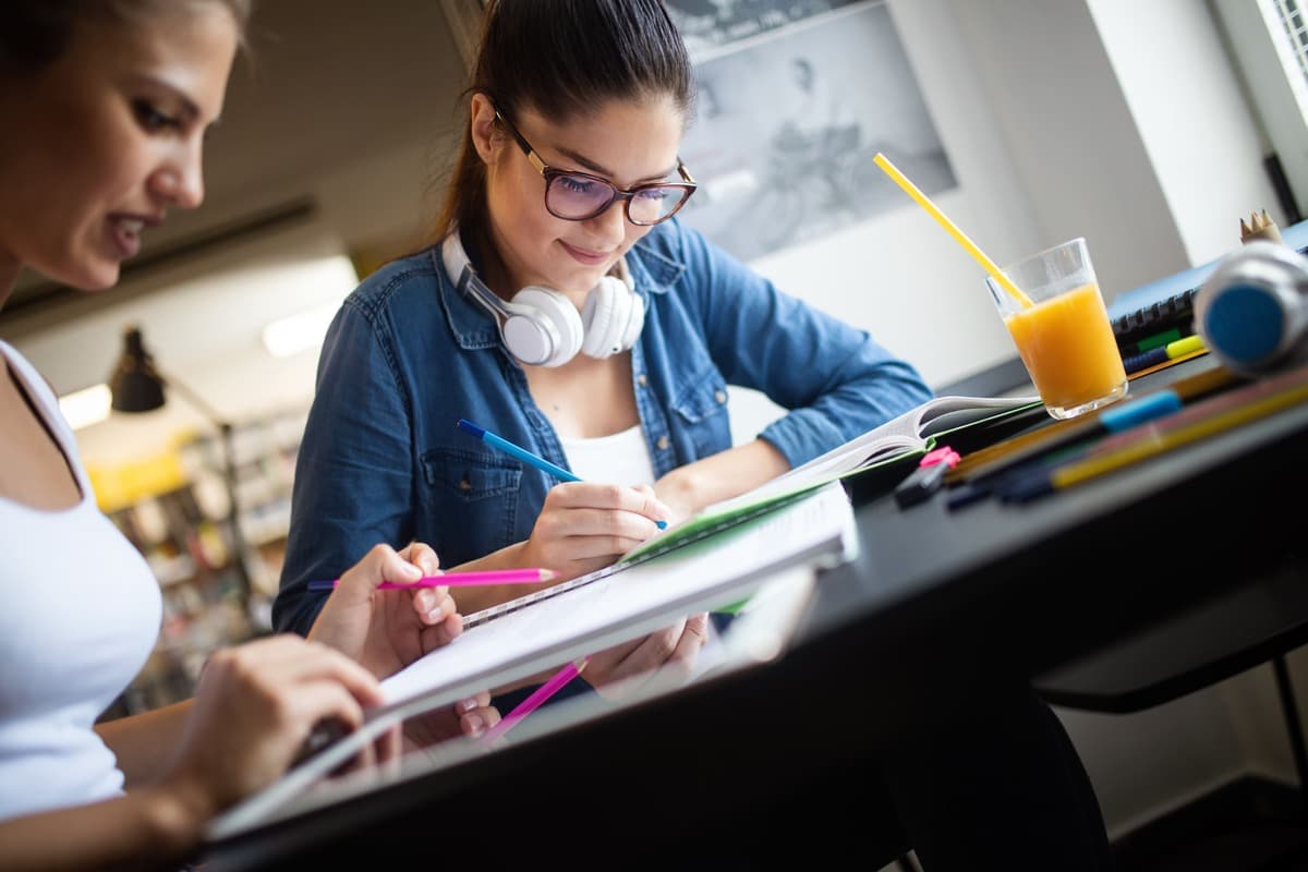 Alunas praticando durante estudos.