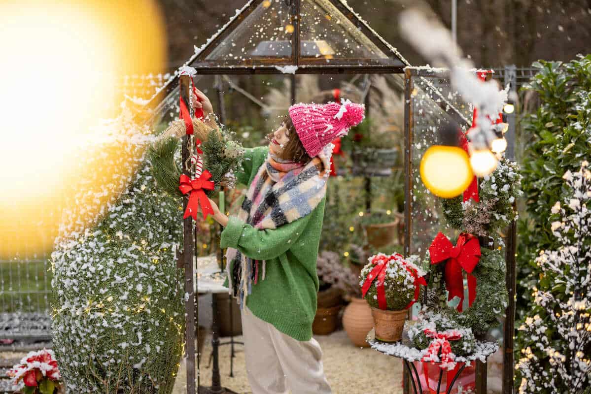 Mulher organiza decoração de Natal nos Estados Unidos.
