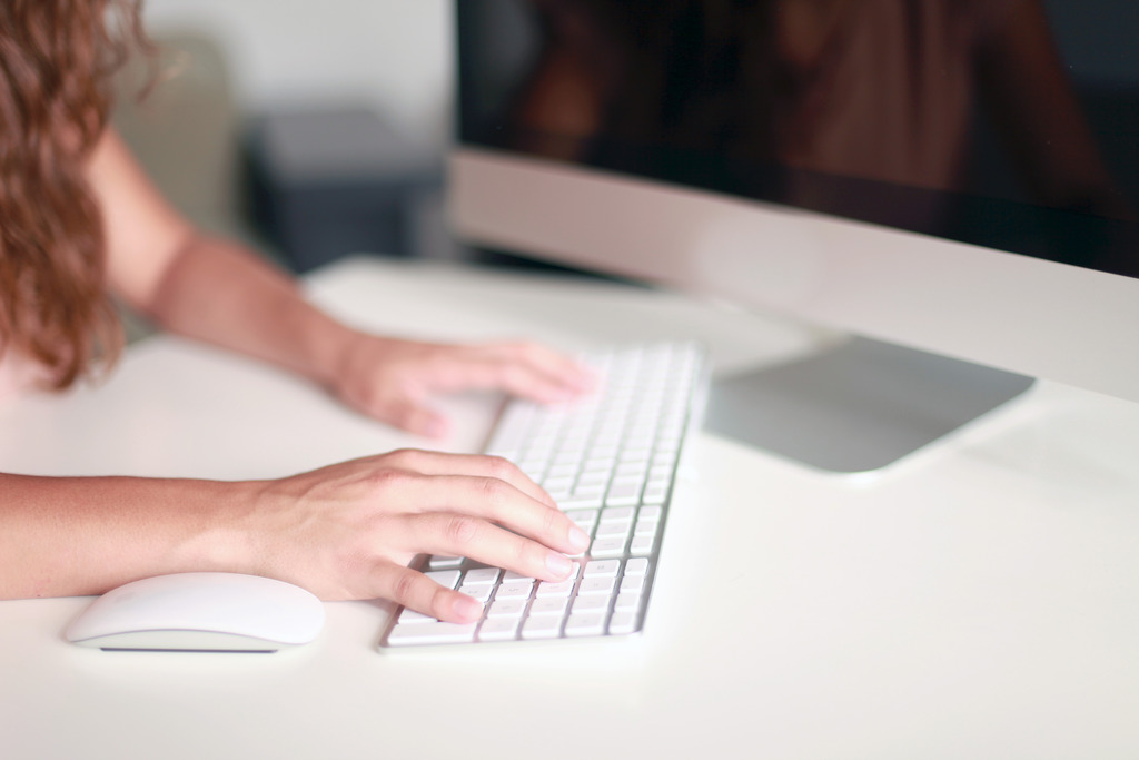 Pessoa pesquisando como fazer um texto dissertativo-argumentativo.