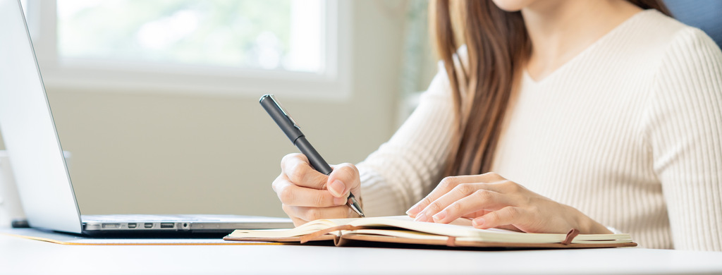 Mulher estudando como apresentar outra pessoa em japonês.