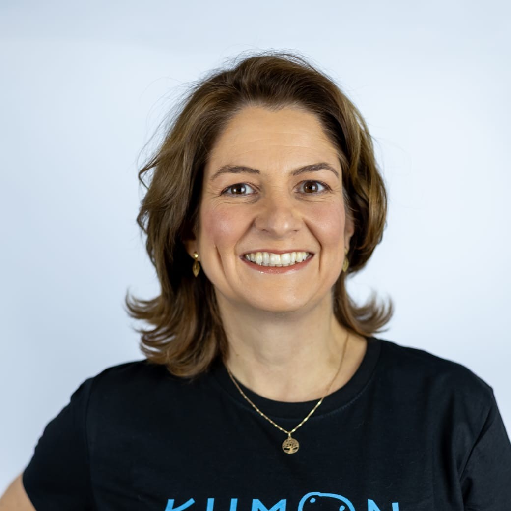 Professora do Kumon Novo Hamburgo Centro, pronta para ensinar os alunos nos curso de matemática, curso de português e curso de inglês.