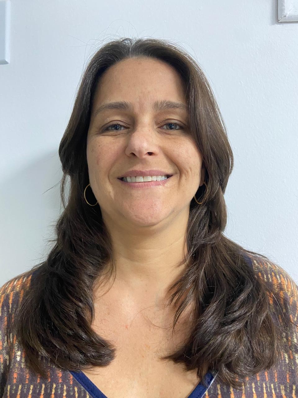 Retrato da professora do Kumon Ilha Cambauba, pronta para ensinar os alunos. curso de inglês, curso de matemática e curso de português.