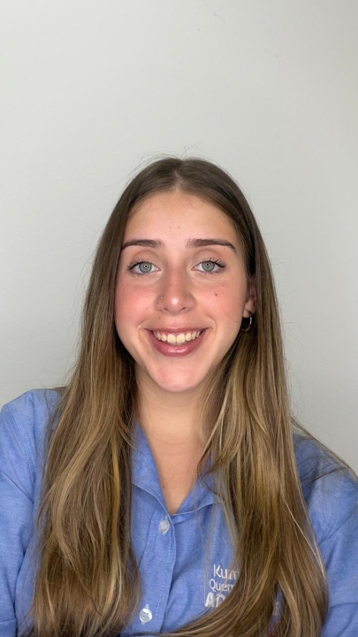 Professora do Kumon Santo André Vila Assunção, retrato profissional pronta para ensinar inglês, matemática e português.