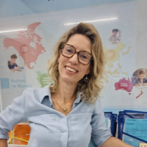 Professora do Kumon Cambuci Silveira da Mota, pronta para ensinar os alunos nos curso de matemática, curso de português e curso de inglês.