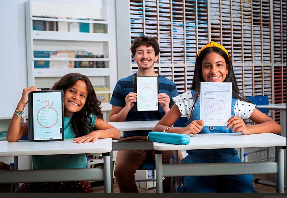 https://sitecontent.kumon.com.br/site/general/639156029685995627_tres-alunos-utilizando-material-kumon.jpg?width=100