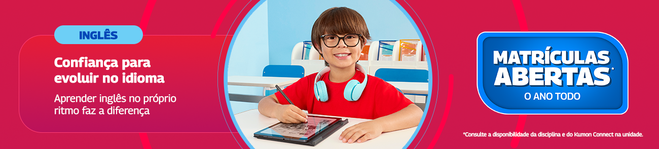 Criança estudando inglês com tablet no curso de inglês Kumon com aprendizado no próprio ritmo