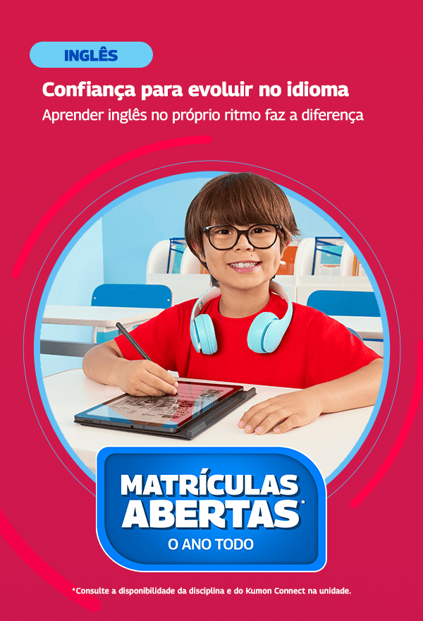 Curso de inglês Kumon com estudante utilizando tablet e aprendendo no próprio ritmo
