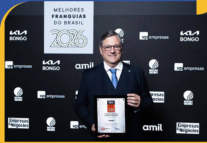 Julio Segala, vice-presidente do Kumon América do Sul, recebe a placa do prêmio Melhor Microfranquia do Brasil 2026.