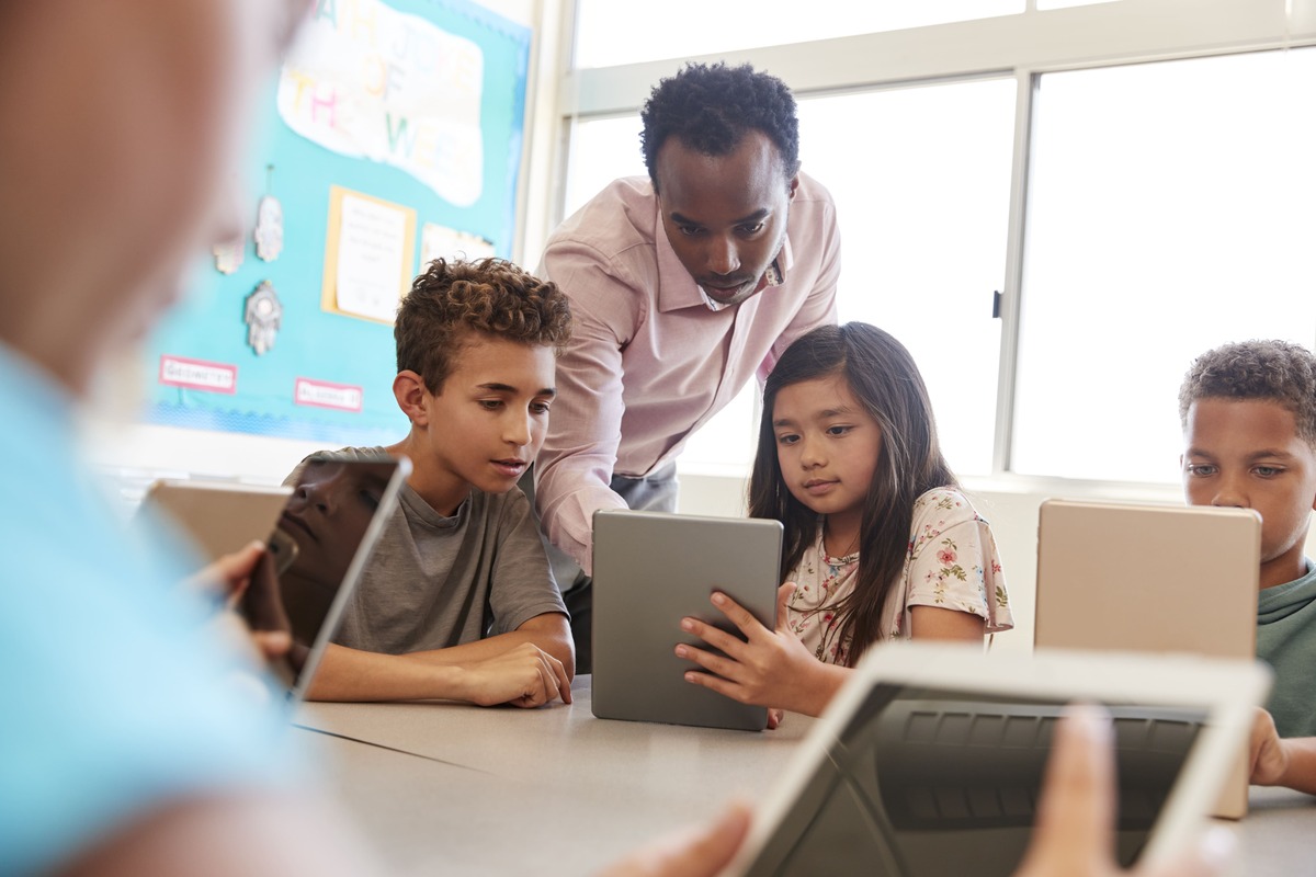 Educação digital com alunos utilizando tablets e acompanhamento de orientador 
