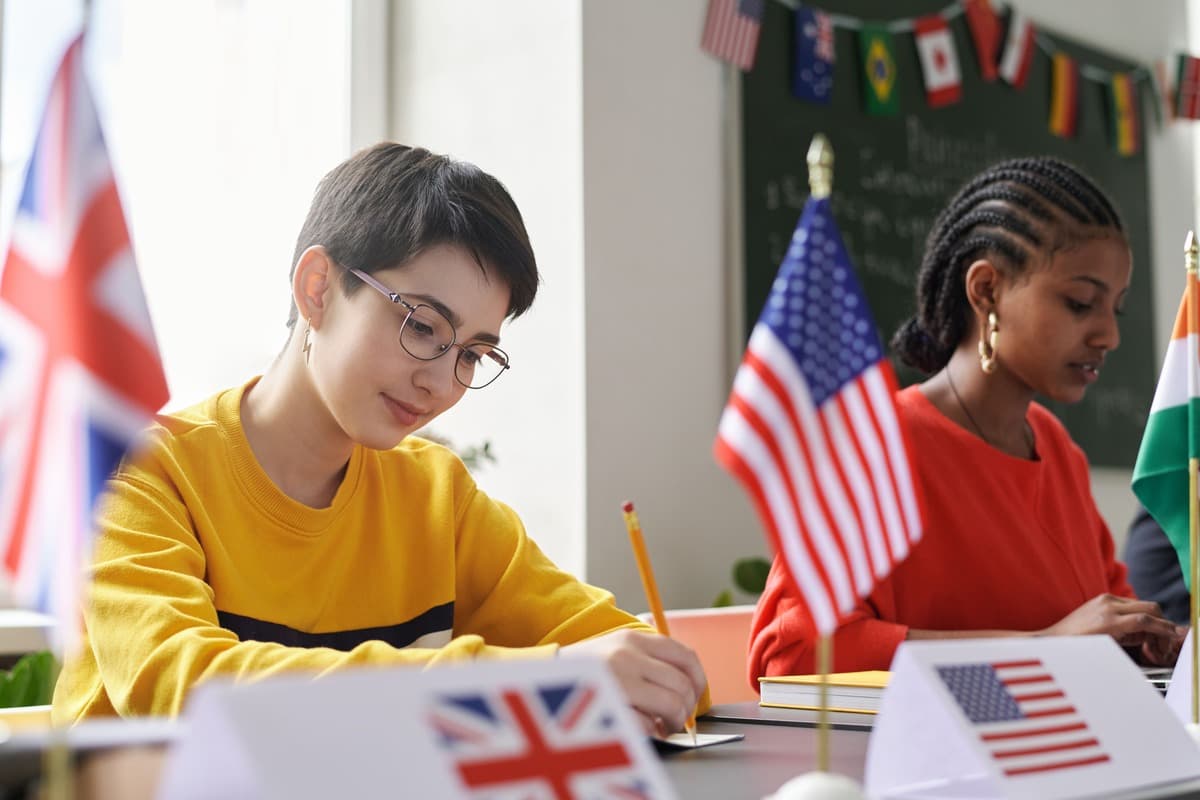 Alunos realizando teste de inglês TOEFL Junior
