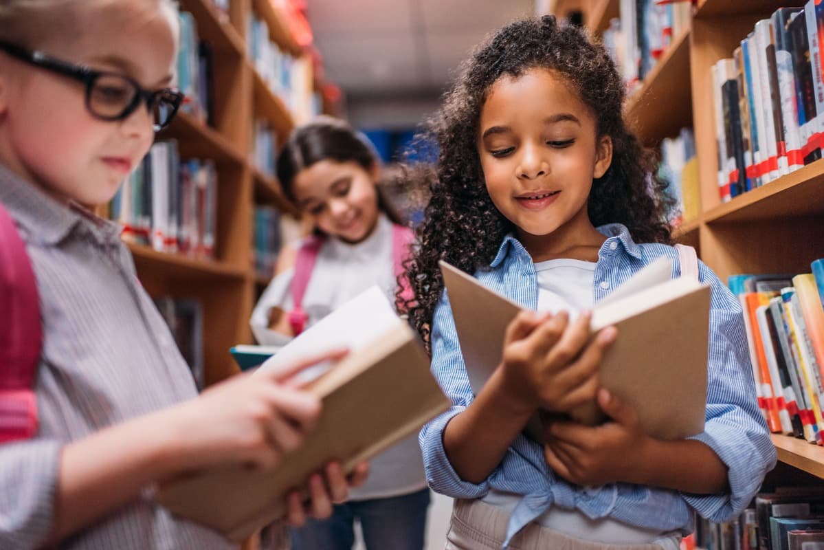 Crianças lendo livros na biblioteca