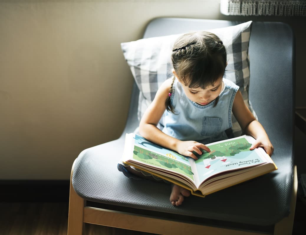 Criança lendo um livro