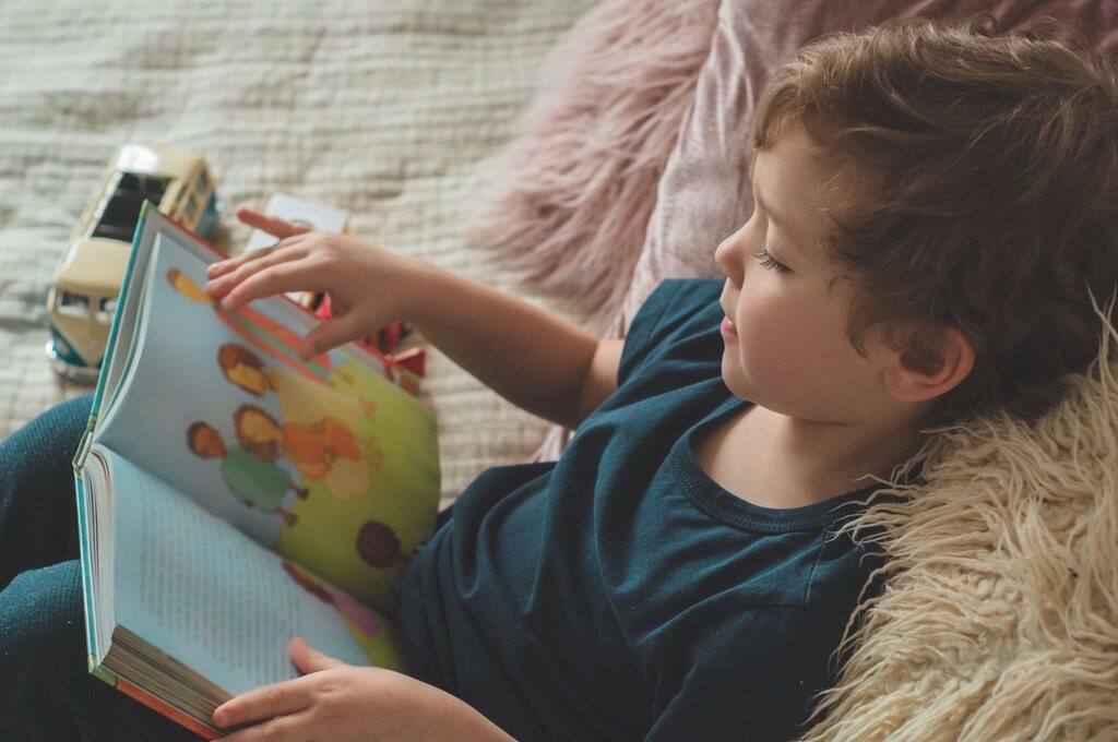 Crianças e livros infantis educativos, uma ótima combinação.
