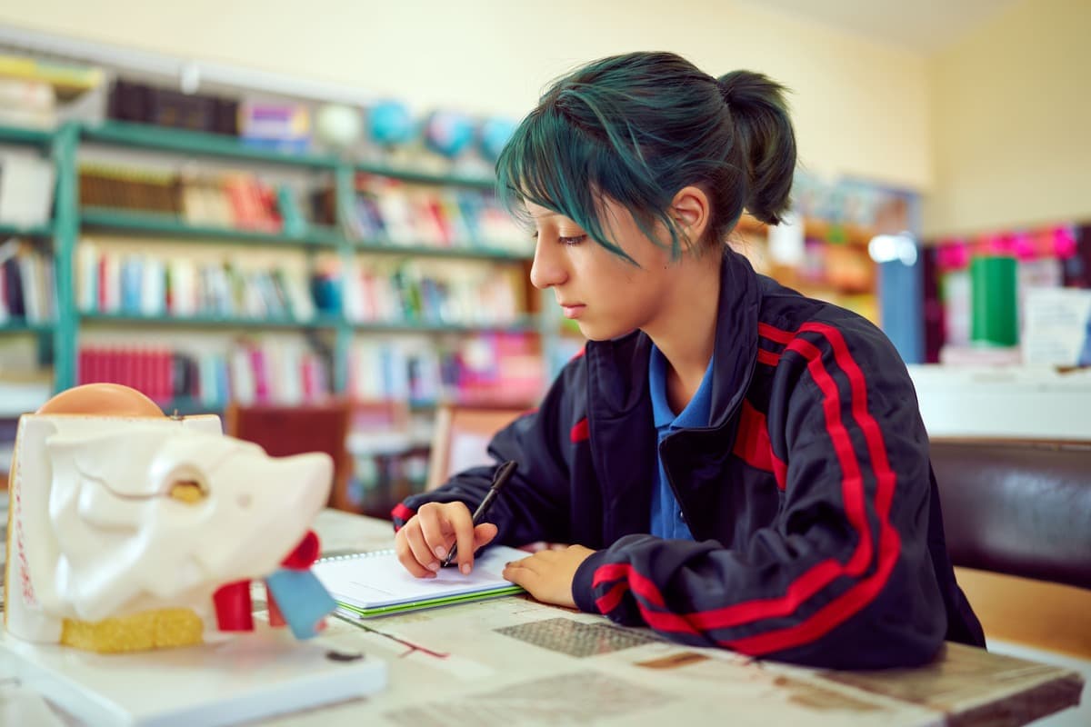 Aluna estudando prefixos e sufixos para provas