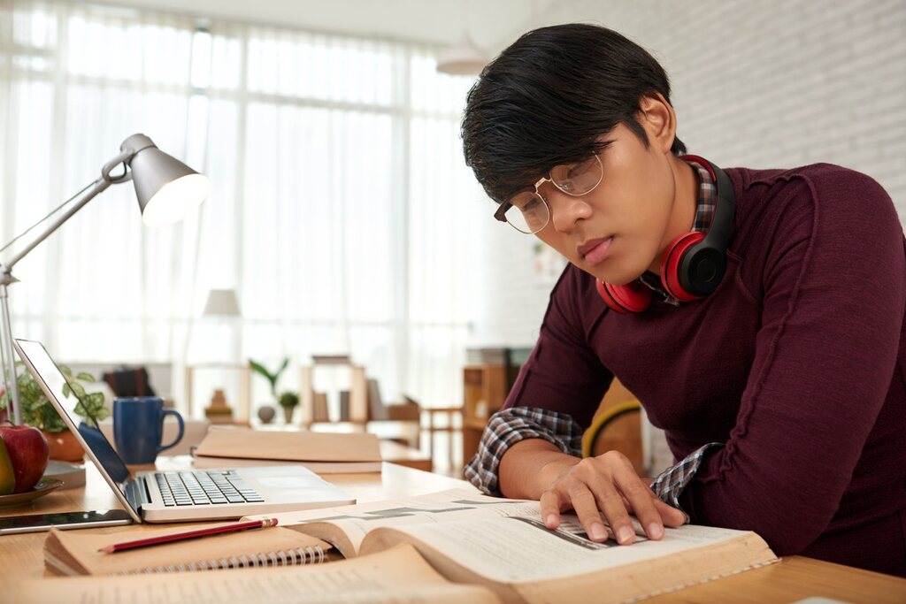 Aluno preparando-se para o exame TOEIC o que é.