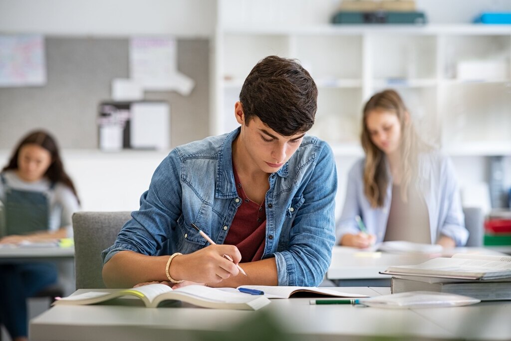 Aluno fazendo teste TOEIC o que é.