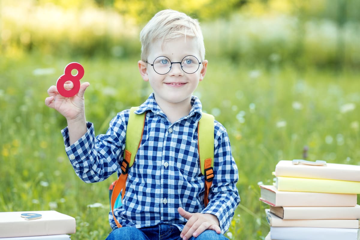 Niño pequeño estudiando números