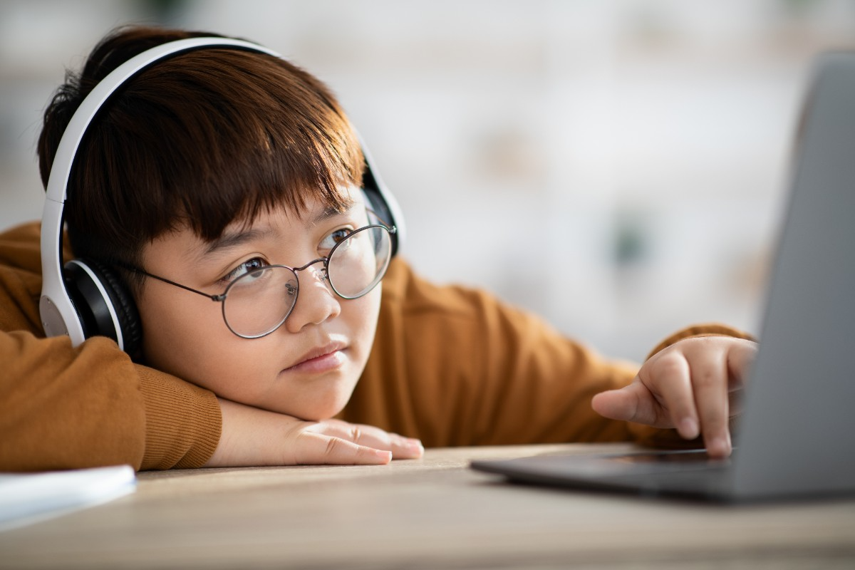 Mãe infantil e laptop na sala de estar da família para trabalho