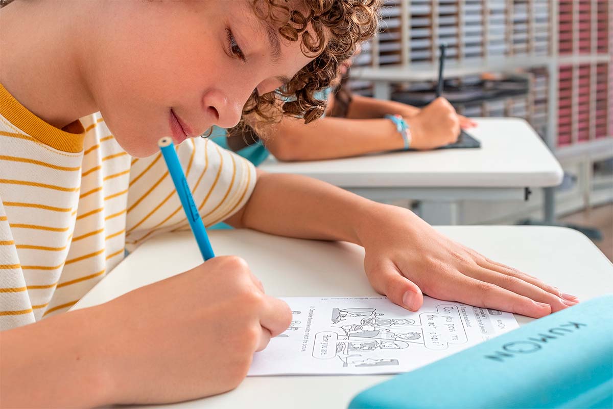 Aluno estudando pelo método Kumon