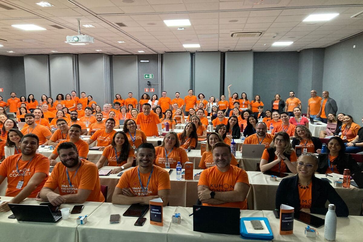 Colaboradores do Kumon Brasil durante um treinamento anual 