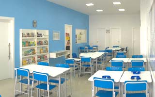 Sala de aula kumon com cadeiras, mesas e a esquerda um espositor de livros com a parede toda azul