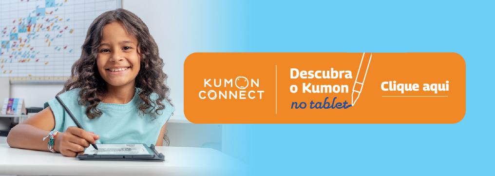 aluna kumon connect segurando com seu tablet segurando caneta e sorrindo